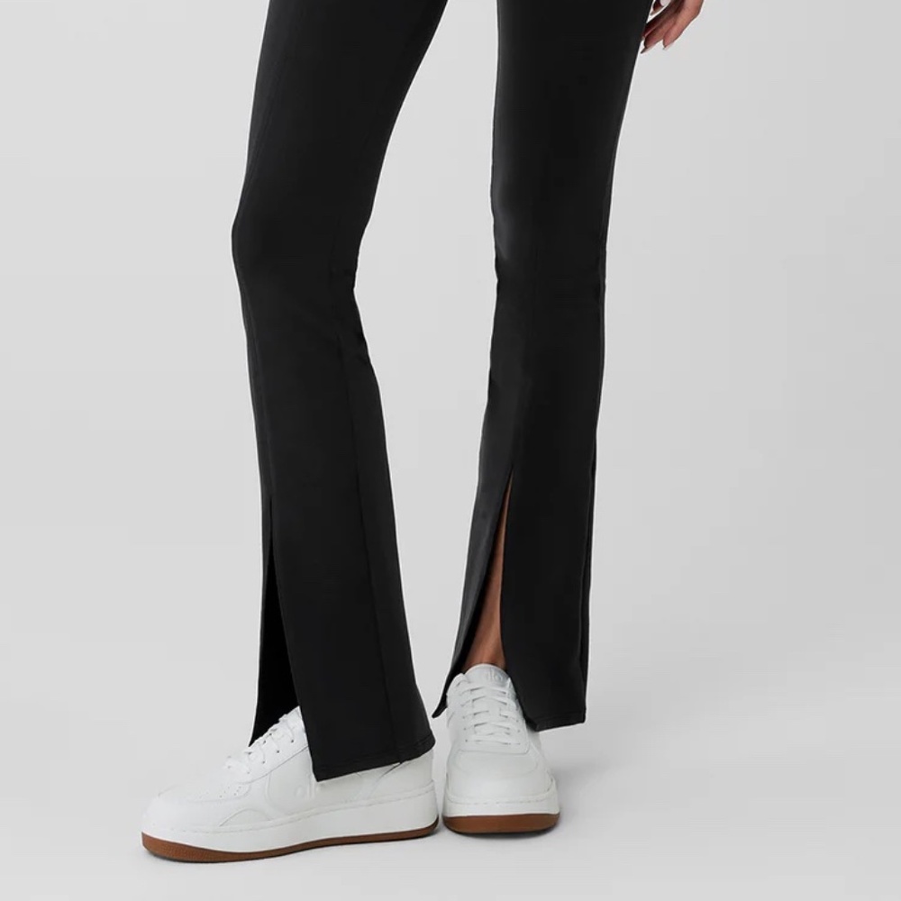 Alo Airbrush High-Waist Flutter Leggings - Black in XXS